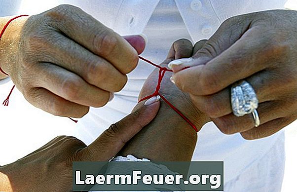 Come realizzare i braccialetti di kabbalah con il filato rosso