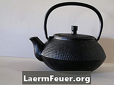 כיצד להפוך את תה בתוך קומקום יפני הברזל