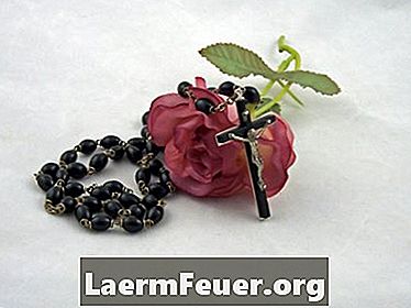Bagaimana untuk membuat manik rosario dengan kelopak