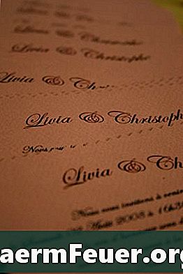 Hvordan man laver bryllup invitationer ved hjælp af frimærker