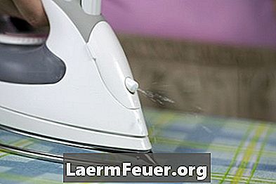 다림질 의류를위한 라벤더 물을 만드는 방법