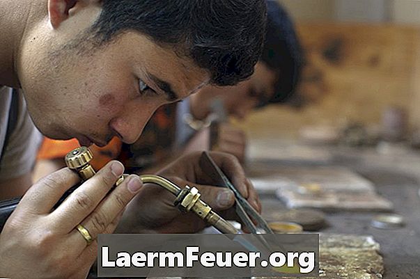 Como fazer jóias de cobre com uma solda cor de cobre