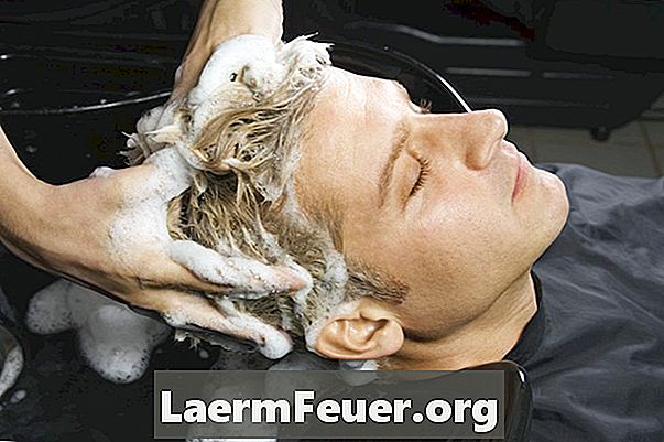 Kuidas teha blondi juuksed tumedamaks, kasutades šampooni