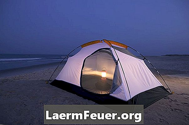 Hvordan man laver sandvægte for at holde telt på gulvet
