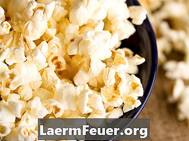Hvordan lage mikrobølge Popcorn i en Pan