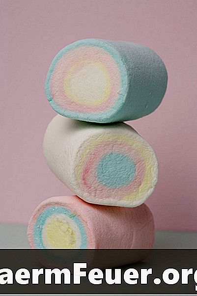 Hvordan lage marshmallow lollipops i snømann form
