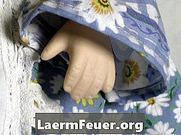 Hoe de voeten en handen van een pop met papierklei te maken