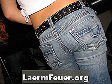 Hvordan lage skråstreker på jeans