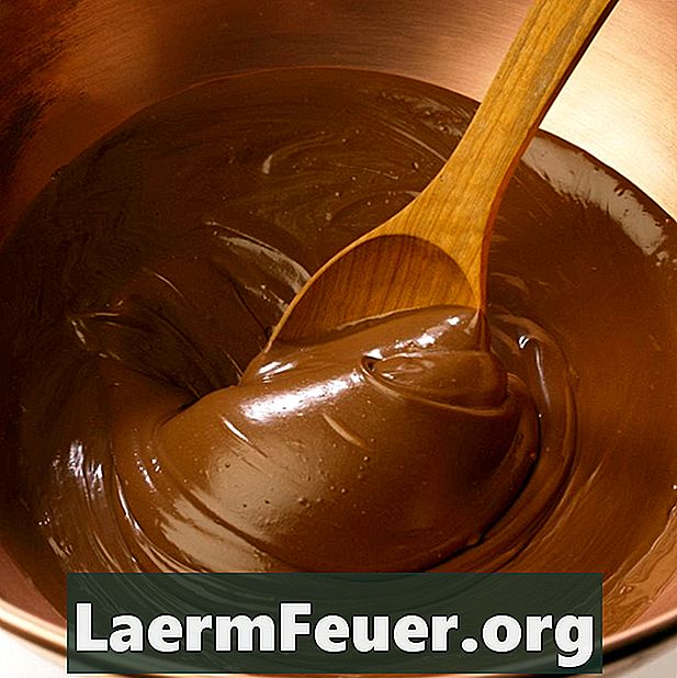 كيفية جعل الدانتيل الشوكولاته لتزيين الحلوى