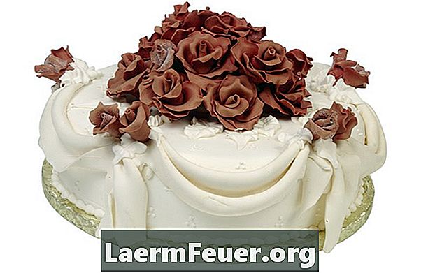 Wie man Rosen mit amerikanischer Pastete für Kuchen herstellt