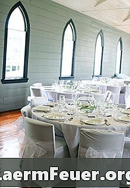 كيفية جعل مفارش المائدة رخيصة لحفل الزفاف الخاص بك