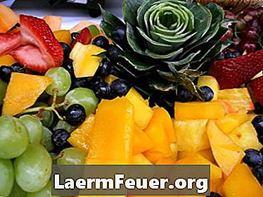 Como fazer um arranjo com frutas frescas para uma recepção