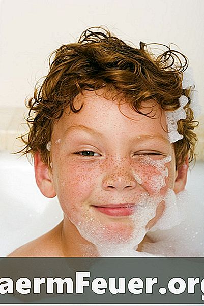 Hur man gör ett bubbelbad för ett barn med känslig hud