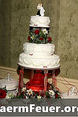 كيفية جعل مستطيلة ثلاث طبقات كعكة الزفاف