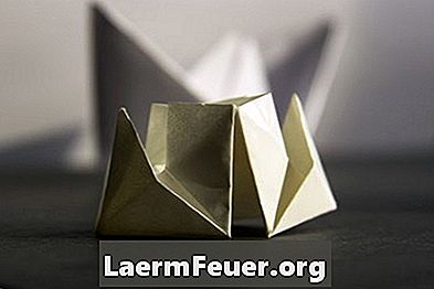 Hur man gör en munleksak med origami