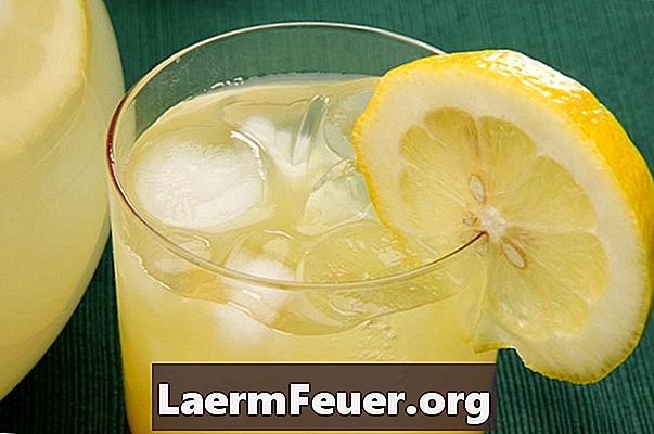 Wie man ein Glas Limonade macht