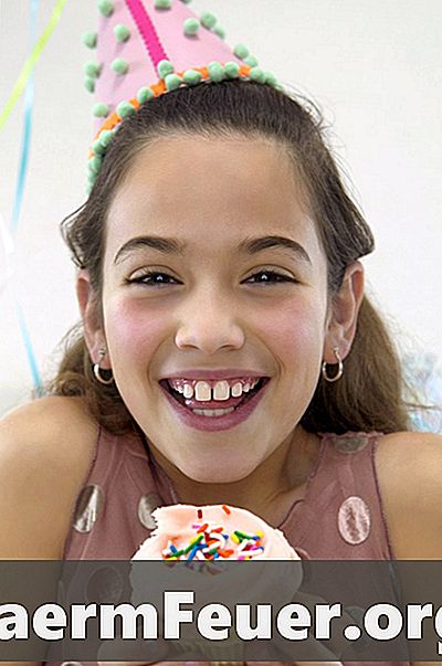 소녀의 파티를위한 컵 케이크 중심 장식을 만드는 방법