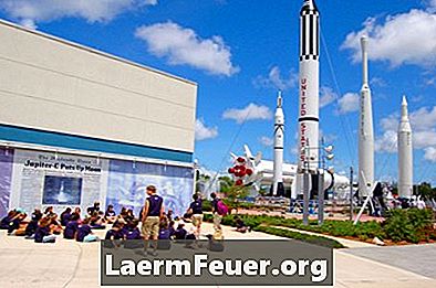 Cómo hacer un cohete o nave espacial con tubos de cartón