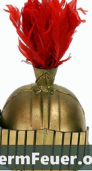 Hvordan lage en modell av romersk hjelm