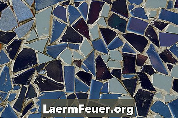 Como aplicar peças de mosaico em malhas de fibra de vidro