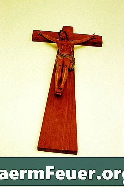 Cum sa faci un pandantiv de crucifix din lemn