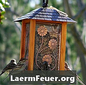 Wie man ein Birdhouse-System auf einem Holzpfahl herstellt