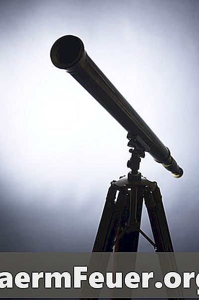 Sådan laver du et teleskop med et forstørrelsesglas og en papirrulle