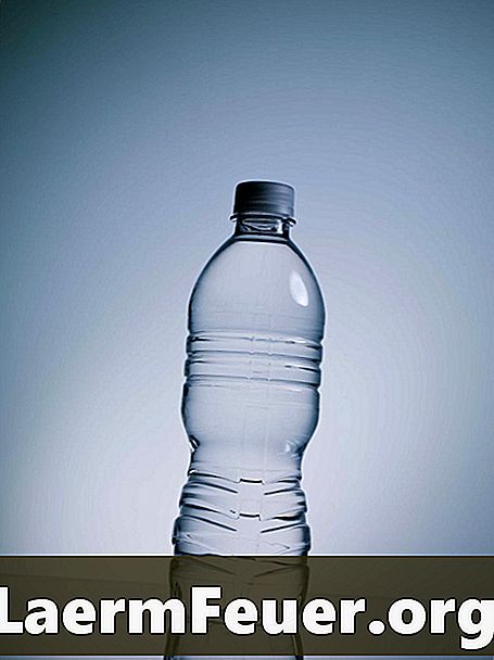 Cum să depozitați apă și alimente în situații de urgență