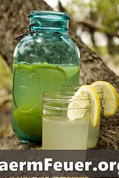 كيفية جعل عصير الليمون الحقيقي التركيز