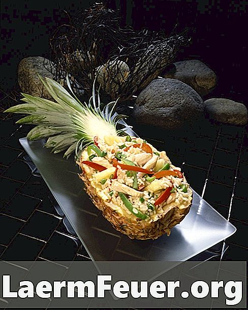 Hvordan lage en fruktbakk med en ananasbåt