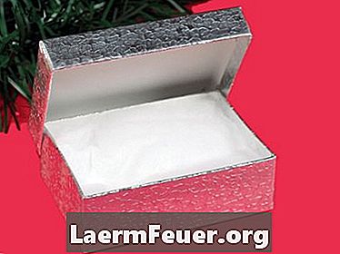 Kako narediti darilno škatlo za par uhanov z listom papirja