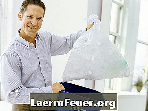 Hvordan lage en T-skjorte med søppelpose
