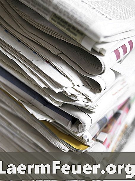 Hvordan lage en papirkurv ved hjelp av rullede aviser