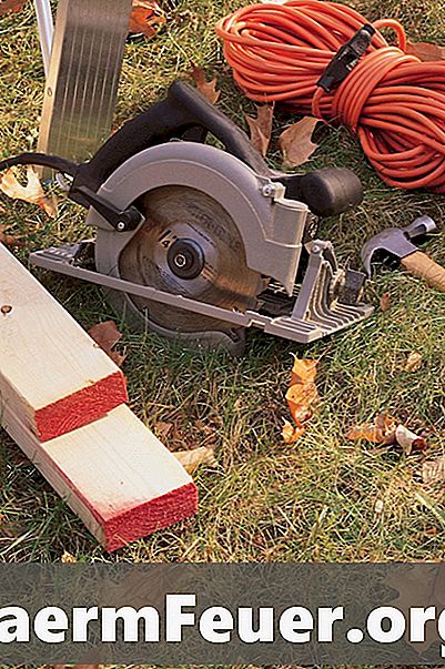 Kako narediti pregib na kovinski plošči z lesom