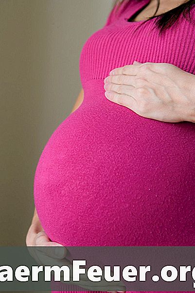 Wie man mit Ballons einen falschen Bauch der Schwangeren macht