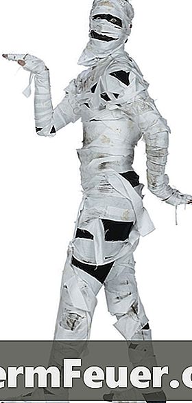 Како направити мумијски костим са тоалет папиром