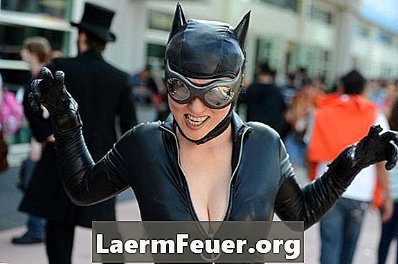 Wie man ein Catwoman-Kostüm herstellt