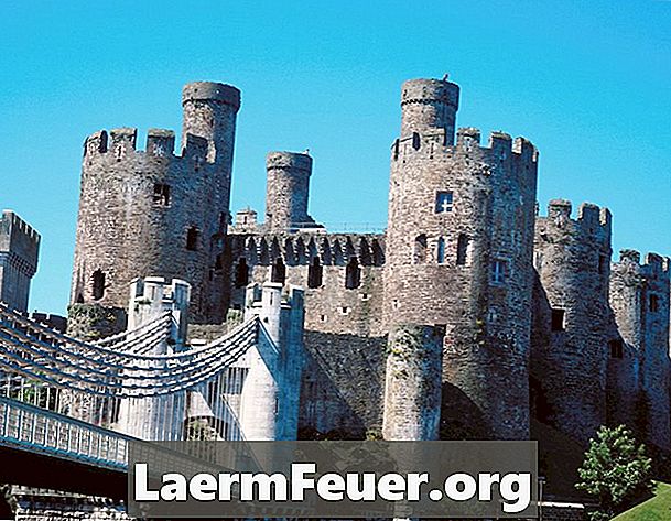 Come realizzare un modello di un castello medievale usando il cartone