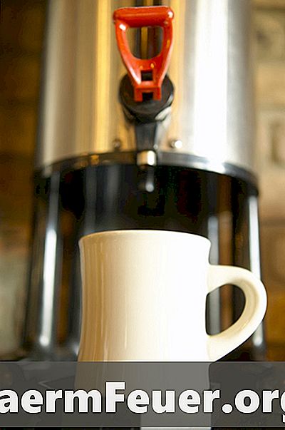 Hvordan lage en hjemmelaget løsning for å avkalkere en Tassimo kaffemaskin
