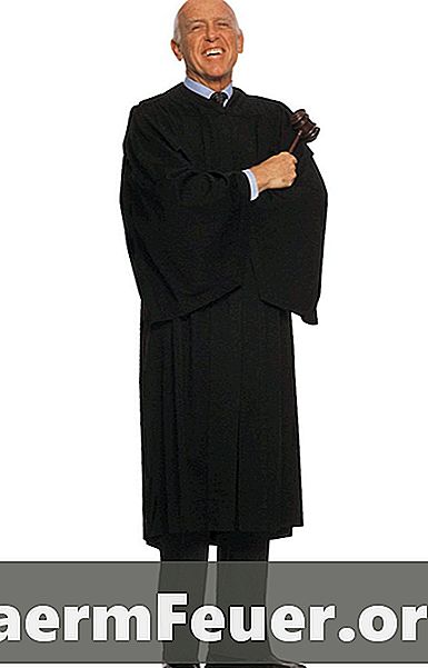 Wie man eine Robe eines Richters mit schwarzem Stoff herstellt