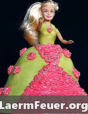 Hoe om schimmel te verwijderen uit een Barbie-pop