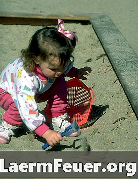 Как почистить песок из песочницы