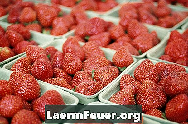 Hur man identifierar den typ av jordgubbe med röda blommor