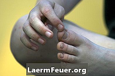 Cómo inmovilizar un dedo meñique de pie roto