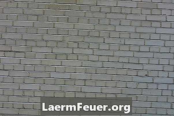 Como remover respingos de cimento em uma parede de tijolos