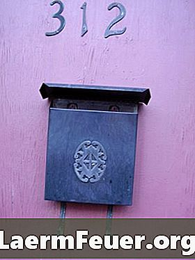 Как да инсталирате монтирани на стена пощенски кутии