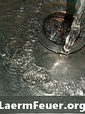 Hoe een badkuip op een betonnen bank te installeren