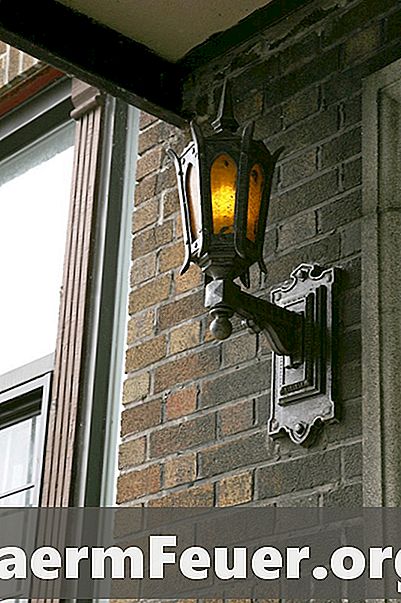 Como instalar uma luminária externa em paredes de tijolos aparentes