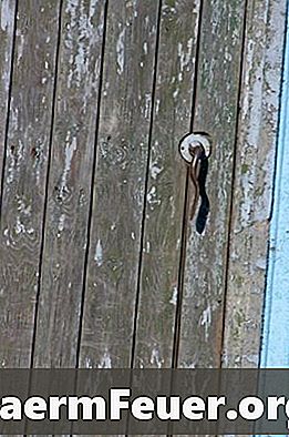 Cum se instalează o ușă din lemn