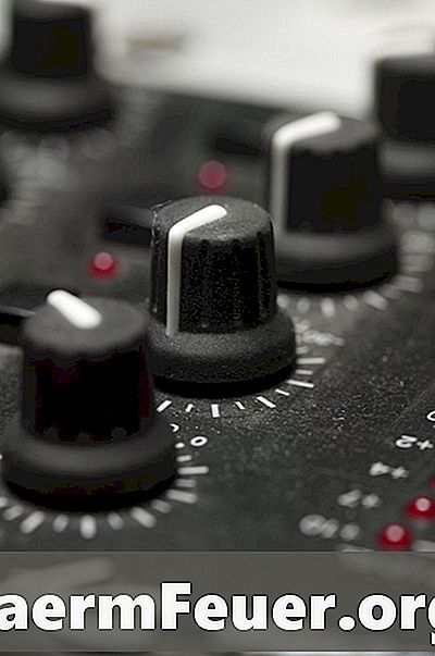 Conectarea unui procesor Effect la un birou de sunet
